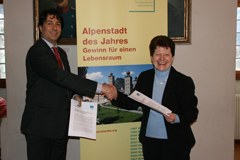 Alpenstädte des Jahres und Alpenkonvention verstärken ihre Zusammenarbeit Alpenstädte des Jahres und Alpenkonvention verstärken ihre Zusammenarbeit