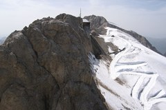 Italienisches Gericht verurteilt Umweltzerstörung auf dem Marmolada-Gletscher Italienisches Gericht verurteilt Umweltzerstörung auf dem Marmolada-Gletscher