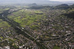 Landschaftszersiedlung bis in die Alpentäler hinein Landschaftszersiedlung bis in die Alpentäler hinein