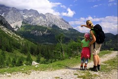 Standpunkt der CIPRA: Mit der CIPRA auf Wanderschaft Standpunkt der CIPRA: Mit der CIPRA auf Wanderschaft