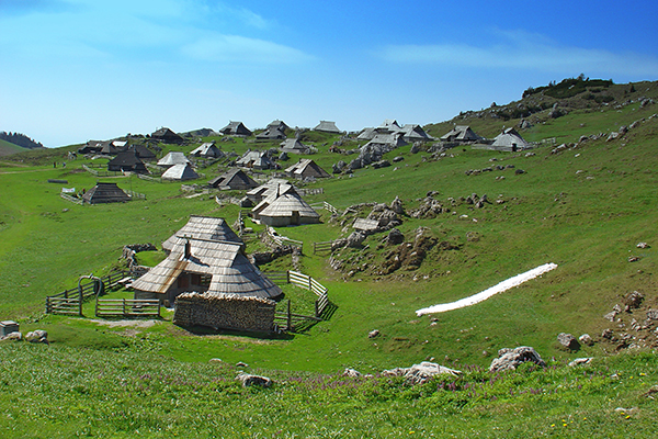 «Glamping» in den slowenischen Alpen: ein kritischer Augenschein «Glamping» in den slowenischen Alpen: ein kritischer Augenschein