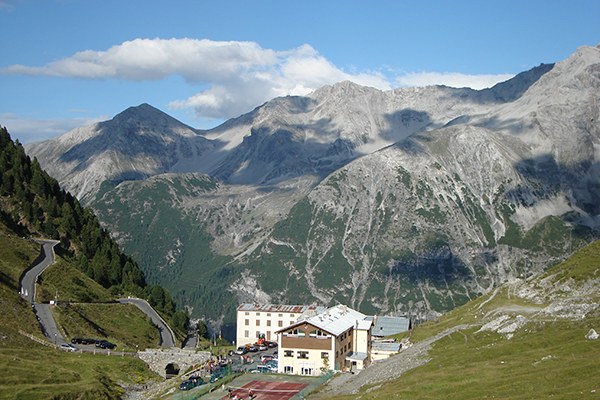 Grüne und schwarze Flaggen für die Alpen Grüne und schwarze Flaggen für die Alpen