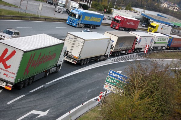 Lastwagen auf Umwegen Lastwagen auf Umwegen