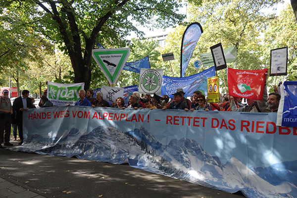 Mit Alpenkonvention und Alpenplan in die Zukunft Mit Alpenkonvention und Alpenplan in die Zukunft