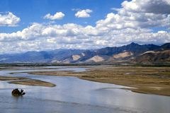 Water resources under threat in the Himalayas Water resources under threat in the Himalayas
