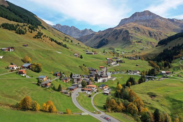 Mountaineering villages: from the Western Alps to the Mediterranean Sea Mountaineering villages: from the Western Alps to the Mediterranean Sea