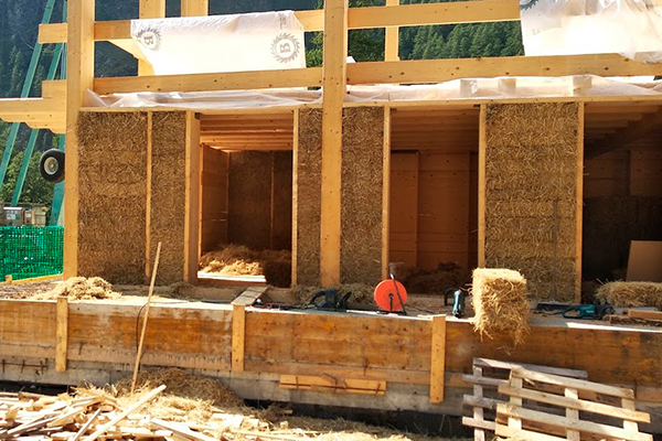 Une maison en balles de riz Une maison en balles de riz