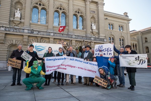 Espace naturel plutôt qu'industrie énergétique : manifestation avec cornes et chaussures de marche pour des régions de montagne intactes Espace naturel plutôt qu'industrie énergétique : manifestation avec cornes et chaussures de marche pour des régions de montagne intactes