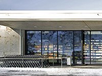 Un supermarché à la norme passive dans les Alpes