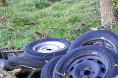 Des montagnes de déchets illégaux dans les Alpes italiennes Des montagnes de déchets illégaux dans les Alpes italiennes