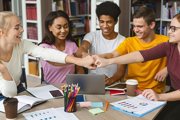 Dans les Hautes-Alpes, une solution d'hébergement fondée sur l'accompagnement social pour ancrer les jeunes dans leur territoire Dans les Hautes-Alpes, une solution d'hébergement fondée sur l'accompagnement social pour ancrer les jeunes dans leur territoire