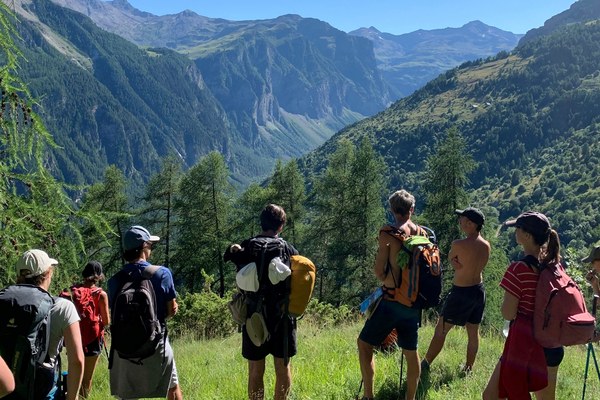 La jeunesse chemine sur la voie du développement durable des Alpes La jeunesse chemine sur la voie du développement durable des Alpes