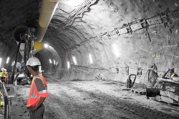 Nouvelle ligne ferroviaire Lyon-Turin : un tunnel controversé Nouvelle ligne ferroviaire Lyon-Turin : un tunnel controversé