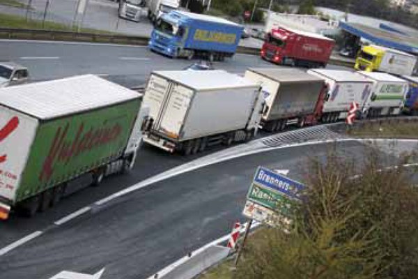 Trafic de transit alpin : de nombreux problèmes, deux perspectives Trafic de transit alpin : de nombreux problèmes, deux perspectives