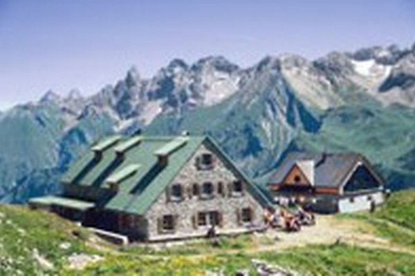 Rifugi rispettosi dell'ambiente per conquistatori di vette Rifugi rispettosi dell'ambiente per conquistatori di vette