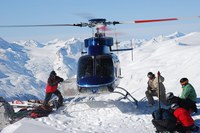 Sulle Alpi italiane sventolano bandiere verdi e nere