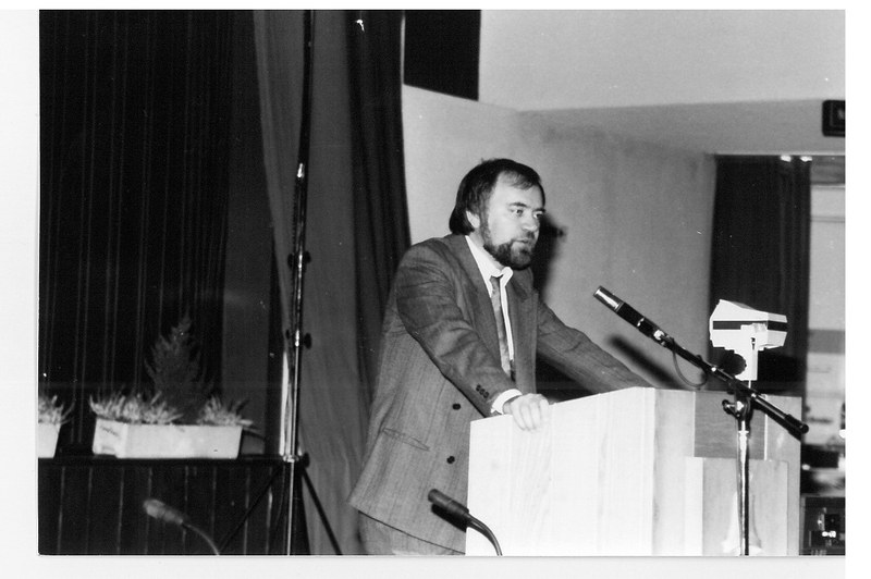 CIPRA Präsident Mario Broggi eröffnet die Tagung 1988 in Triesenberg/LI.