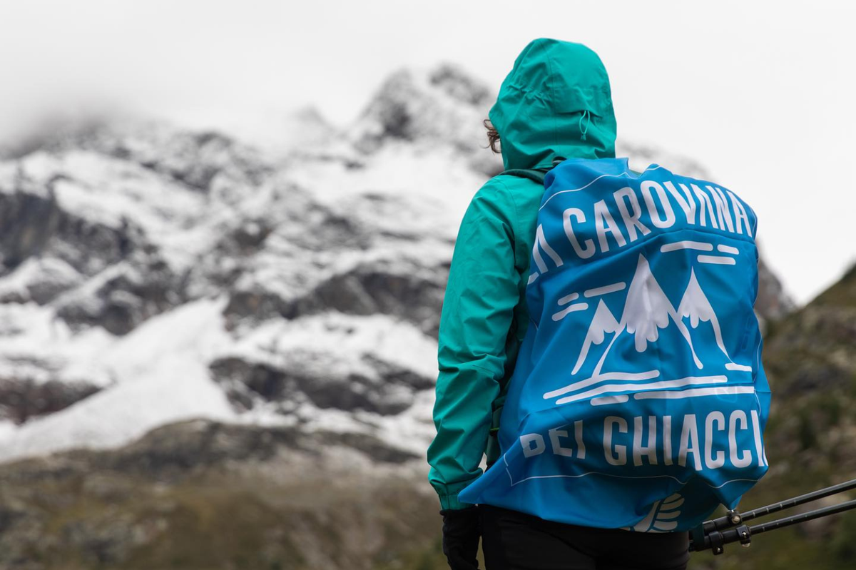 DE_Rucksack mit ital. Gletscherkarawane-Fahne 2 (c) David Fricano_Fabio Tullio_CipraItalia_Legambiente.png