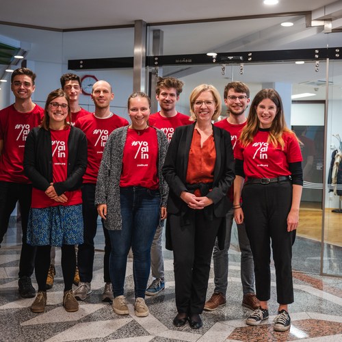 Yoalin-Gruppenfoto beim Besuch im Klimaministerium (c) Cajetan Perwein