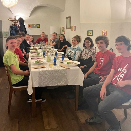 Gruppenfoto während eines typisch slowenischen Abendessens in Ljubljana (c) CIPRA