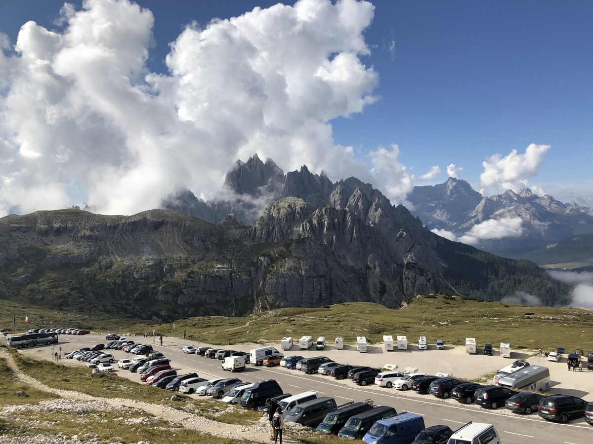 Parcheggio_Rifugio_Auronzo_02 (c) wikimedia_Davide Mauro.jpg