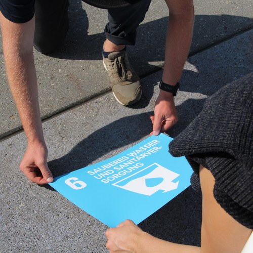 SDGKlebeaktion Schaan Alps2030 cVeronika Hribernik CIPRA(3)