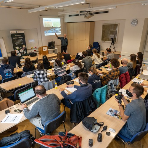 Študentje med predavanjem g. Jerneja Stritiha Procesi oblikovanja podnebnih politik in strategij (foto Samo Kham)