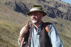 Þlovek akcije, ki stavi na ovce in s tem povezuje ljudi - Portret: Josef Schett Þlovek akcije, ki stavi na ovce in s tem povezuje ljudi - Portret: Josef Schett