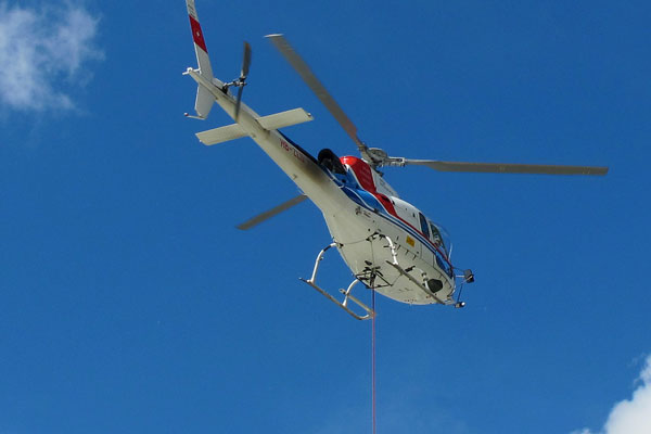 Zelena pobočja pobelili s snegom iz helikopterja Zelena pobočja pobelili s snegom iz helikopterja