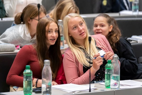Vizija: Digitalizacija dela, alpski način življenja Vizija: Digitalizacija dela, alpski način življenja