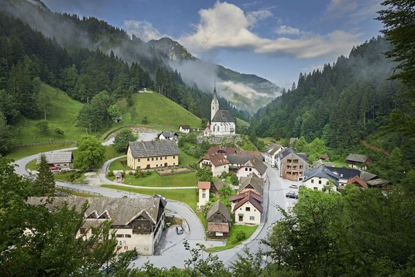 Krajina je od nas vseh - izkušnje s Solčavskega Krajina je od nas vseh - izkušnje s Solčavskega
