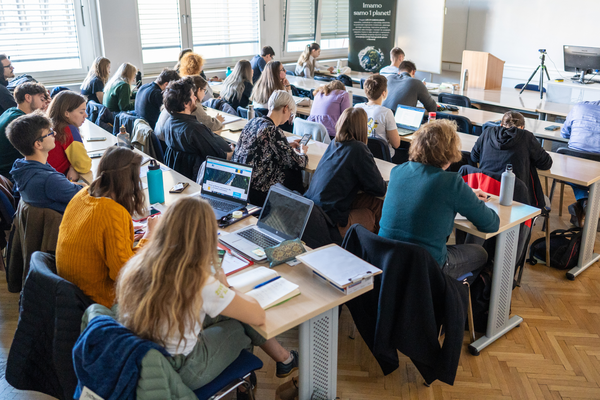 Mikrofon podnebju “Koliko vode bo še preteklo?” Mikrofon podnebju “Koliko vode bo še preteklo?”