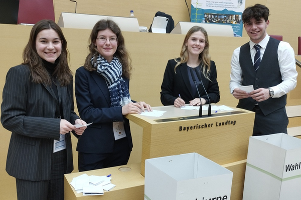 Mladinski parlament: pet resolucij za boljšo kakovost življenja Mladinski parlament: pet resolucij za boljšo kakovost življenja