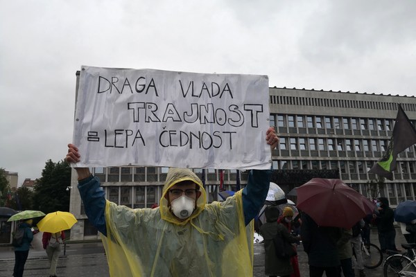Nevladne organizacije in ljubitelji narave v Sloveniji opozarjajo: »Narave ne damo!« Nevladne organizacije in ljubitelji narave v Sloveniji opozarjajo: »Narave ne damo!«