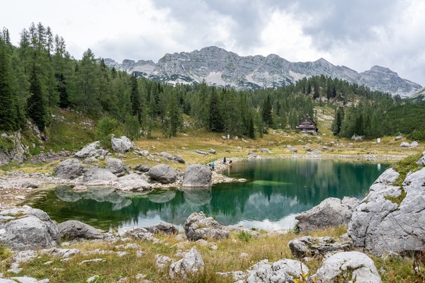 Odpadne vode s Koče pri Triglavskih jezerih onesnažujejo Dvojno jezero Odpadne vode s Koče pri Triglavskih jezerih onesnažujejo Dvojno jezero